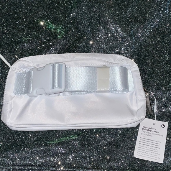 NWT Lululemon everywhere WHITE Fanny pack  bag 1L Crossbody unisex - Picture 2 of 2